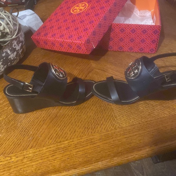 Tory Burch wedge size 8.5 Black never worn - Picture 3 of 6
